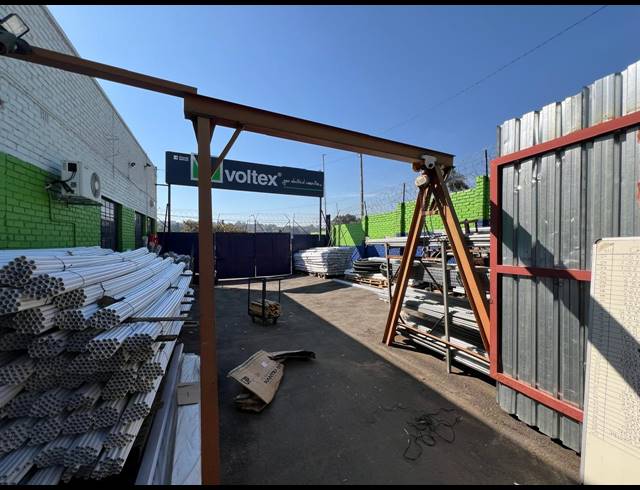 1,300M² WAREHOUSE TO LET IN FERNDALE